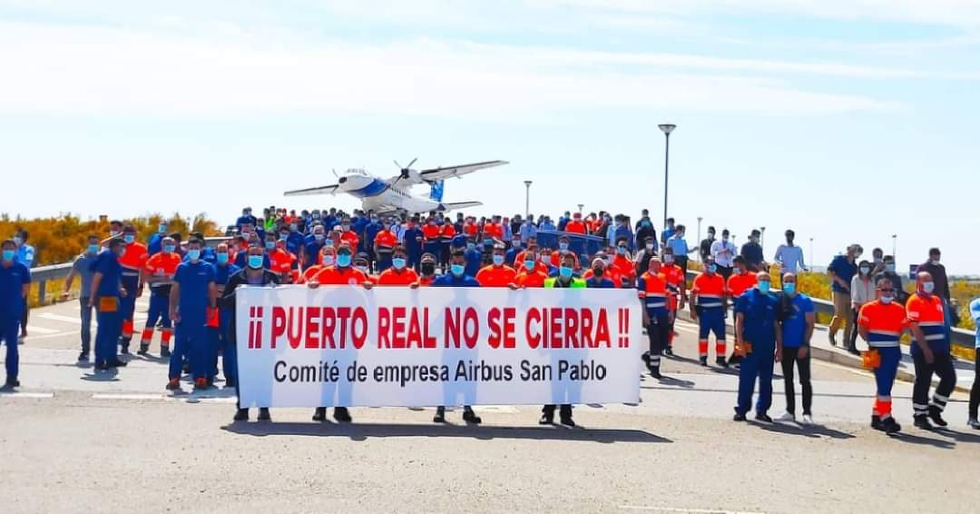 Trabajadores de Airbus San Pablo, durante una manifestación contra el posible cierre de Puerto Real.