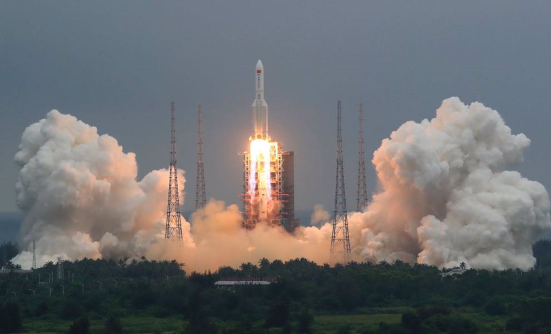 Cohete Larga Marcha 5B que puso en órbita el módulo central de la estación espacial china. XINHUA