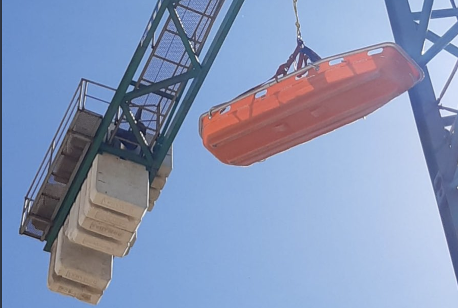 Bomberos rescatan a 24 metros de altura a un operario de una grúa accidentado en Vejer.