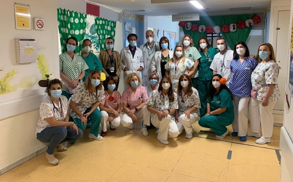 El gerente del Área de Gestión Sanitaria de Jerez, Costa Noroeste y Sierra, Miguel Ángel Ortiz, con parte de su equipo y profesionales de la Unidad de Pediatría.