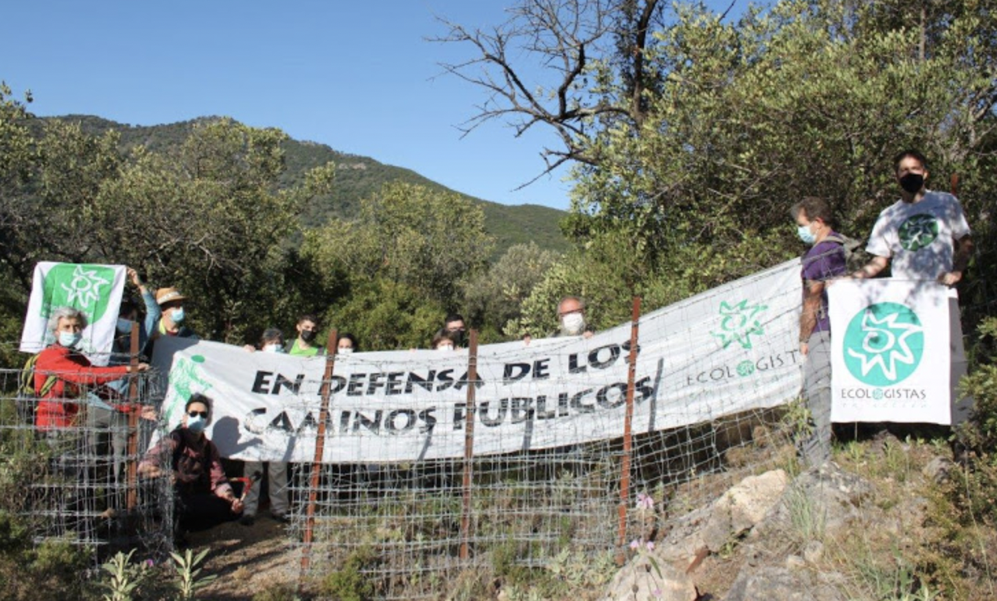 Protesta de ecologistas en el camino entre Benamahoma y Zahara.