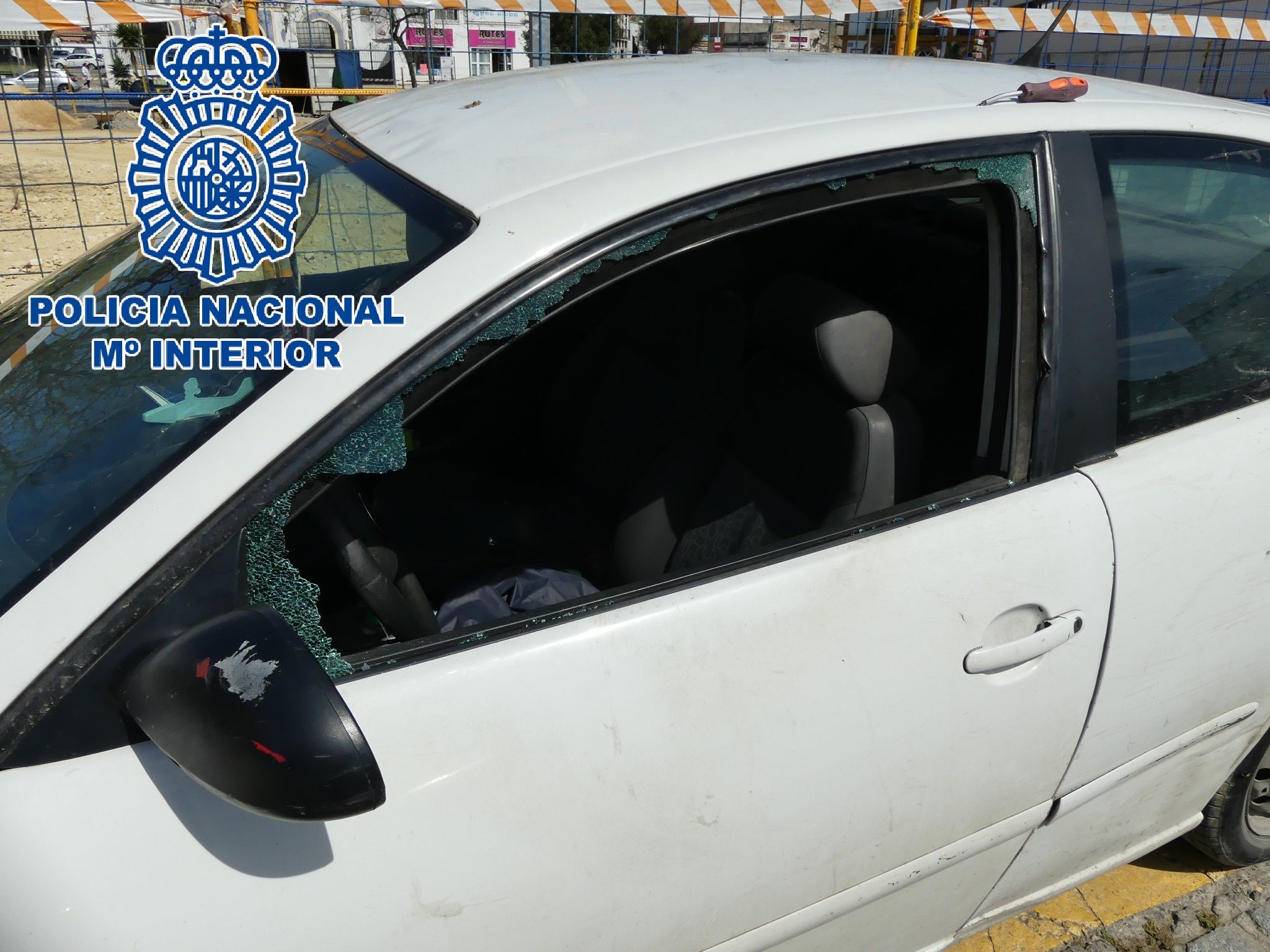 Uno de los coches en los que robaron los dos detenidos por la Policía en Sanlúcar.