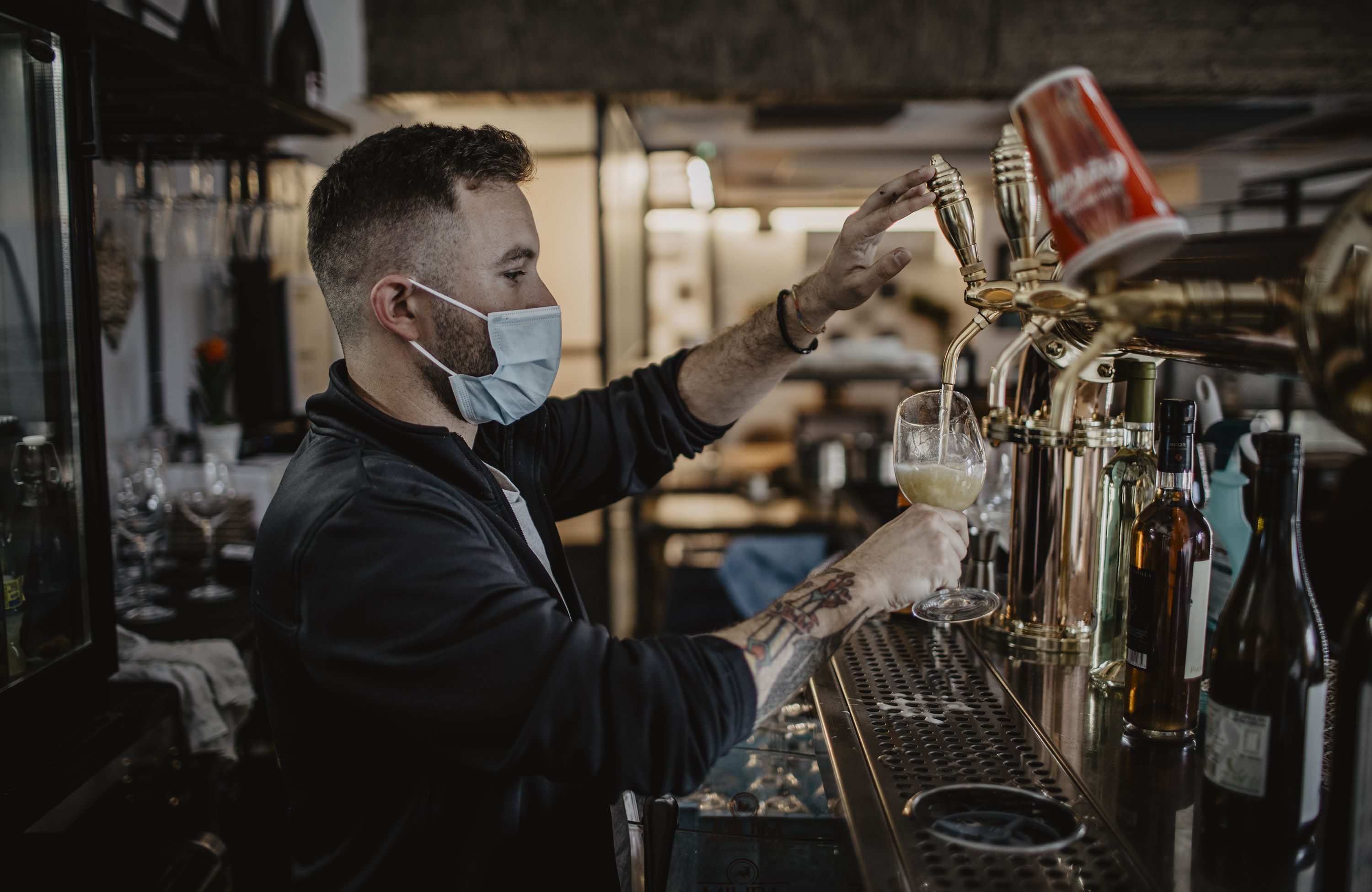 Mauro prepara una cerveza en la barra.   ESTEBAN