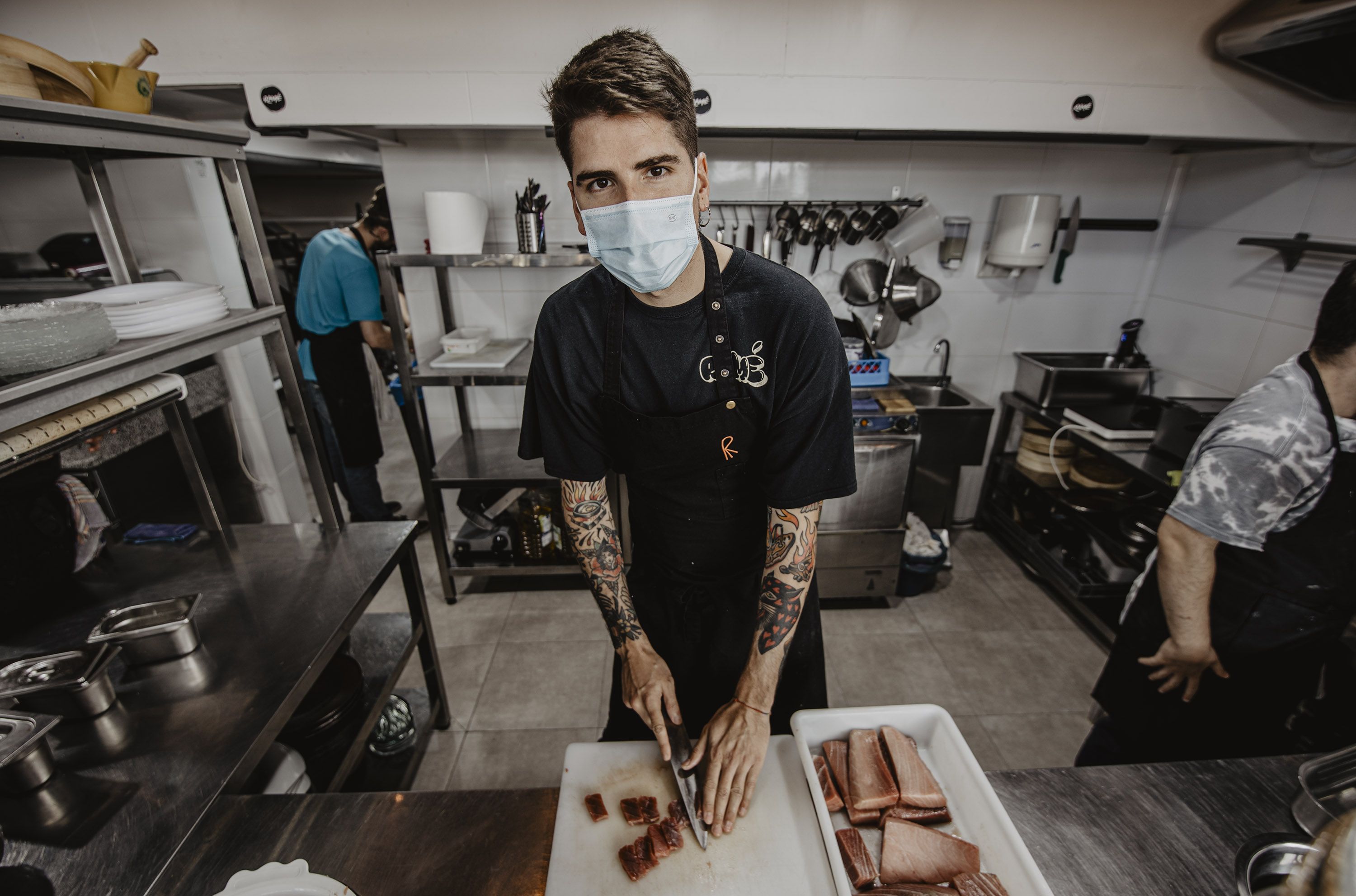 El cocinero manipulando los alimentos.   ESTEBAN