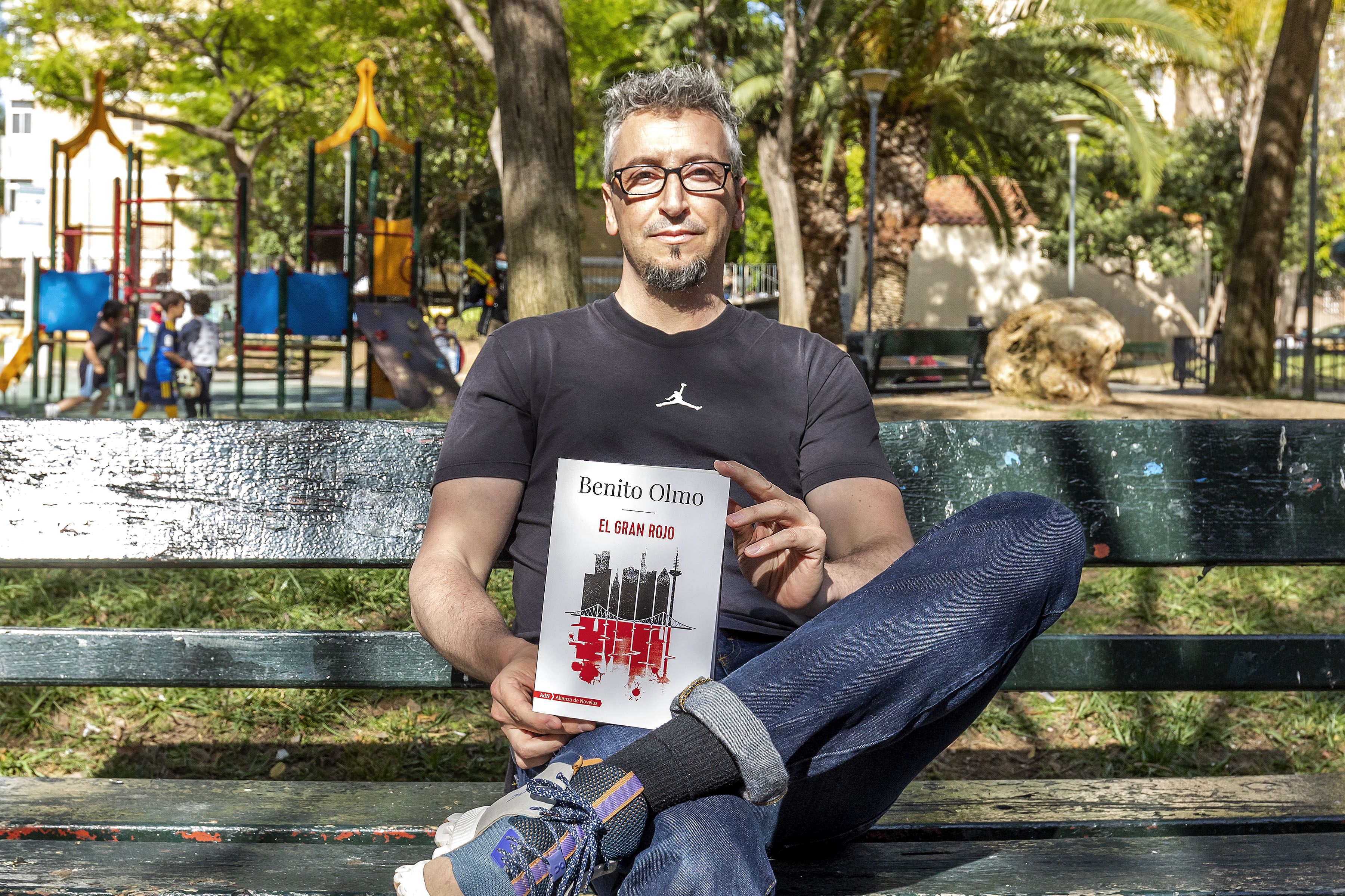 El escritor Benito Olmo, con su novela 'El gran rojo', posando en Cádiz.