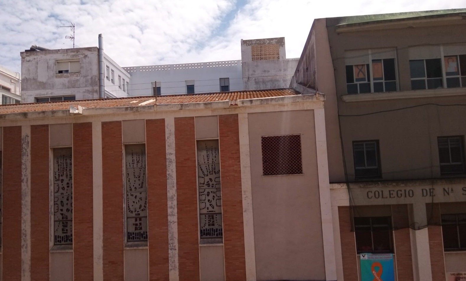 Techos de uralita en el colegio privado Nuestra Señora del Carmen de Cádiz.