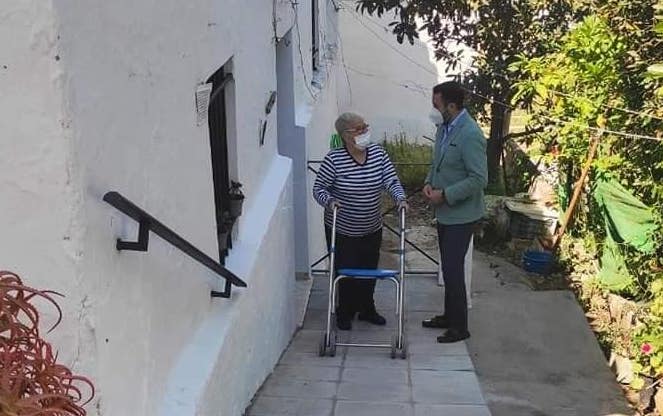 Gloria Becerra, vecina de Algar, junto a la rampa de acceso a su vivienda.