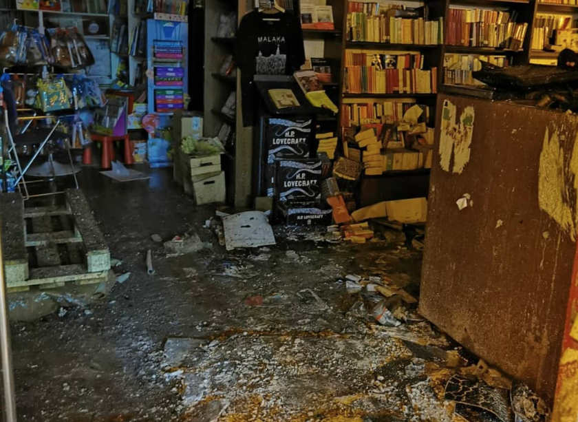 Interior de la librería Proteo de Málaga, tras el incendio.