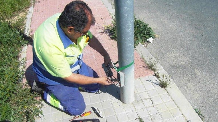Un trabajador del alumbrado público de Sevilla, en una imagen de archivo.