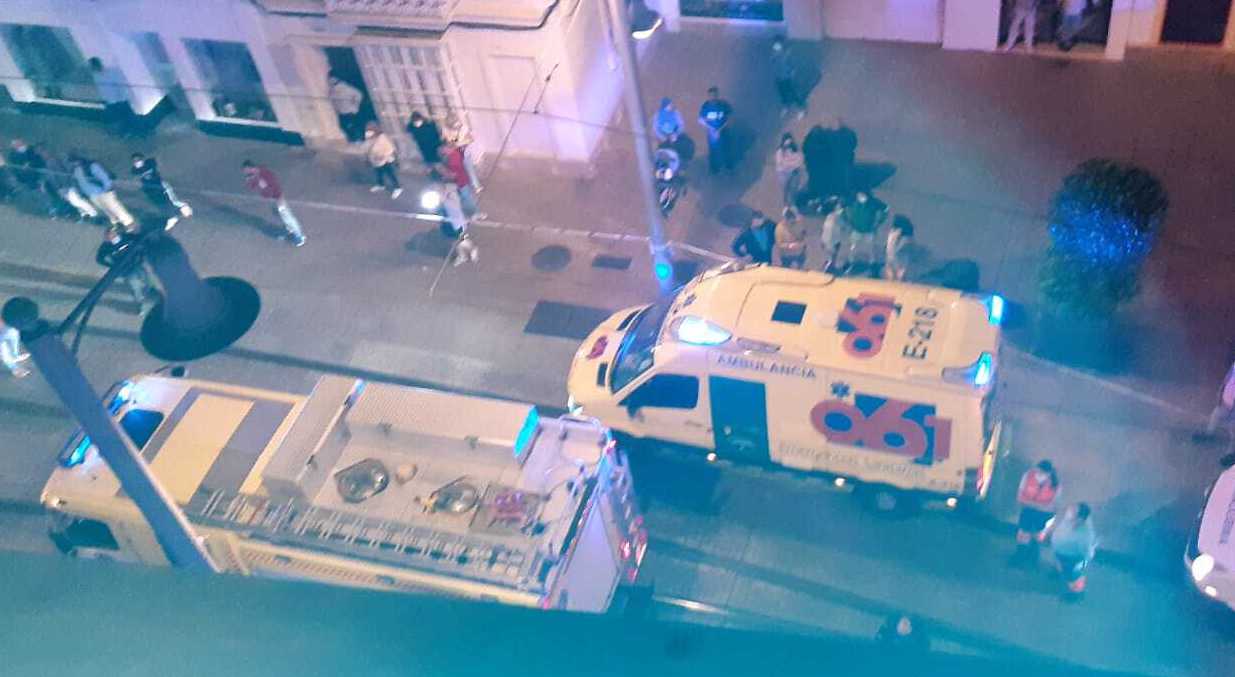 Bomberos actuando en el Pasaje de la Música de San Fernando.