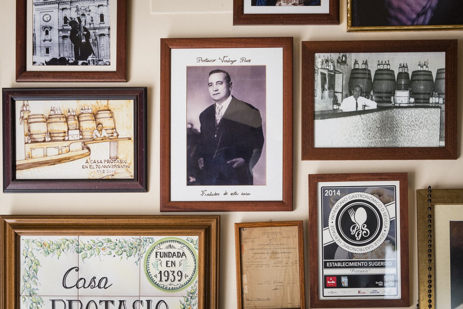 Cuadros y fotografías en las paredes de Casa Protasio.   MAURI BUHIGAS