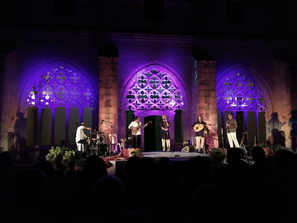 Una pasada actuación  en los Claustros, con La Banda Morisca FOTO: JOSÉ CARLOS R N.  