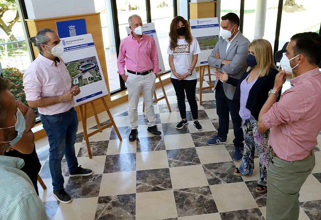 La alcaldesa presenta a los clubes de atletismo el circuito de cross de Torrox.