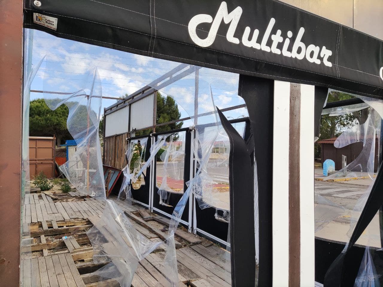 Los plásticos exteriores, rotos por el viento en Katanga, con el interior apuntalado.