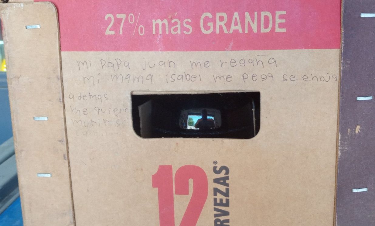 Caja de cervezas con el mensaje de la niña. Caja de cervezas con el mensaje de la niña.