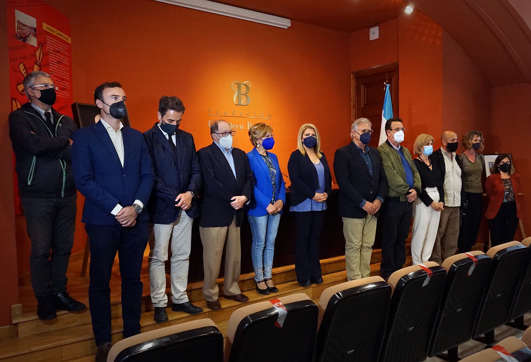 Parte de la Corporación municipal, con la alcaldesa Mamen Sánchez al frente, además de la diputada y exalcaldesa García-Pelayo, en el minuto de silencio en la Fundación Caballero Bonald, en Jerez este lunes.