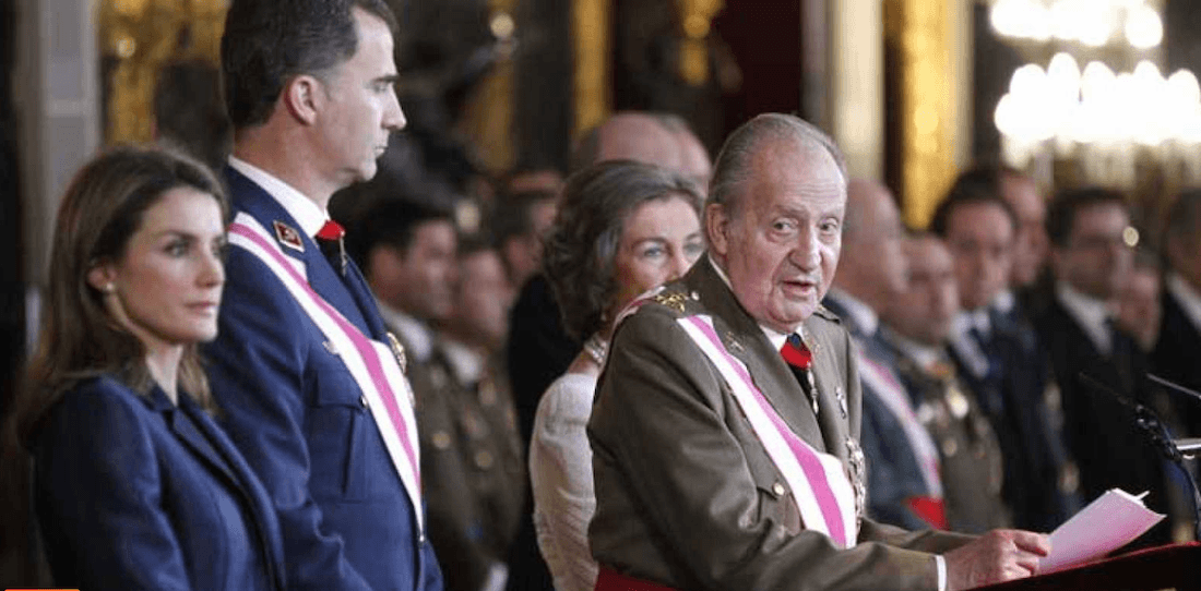 El rey Juan Carlos, con Felipe VI y Doña Sofía, en una imagen de archivo. FOTO: TVE