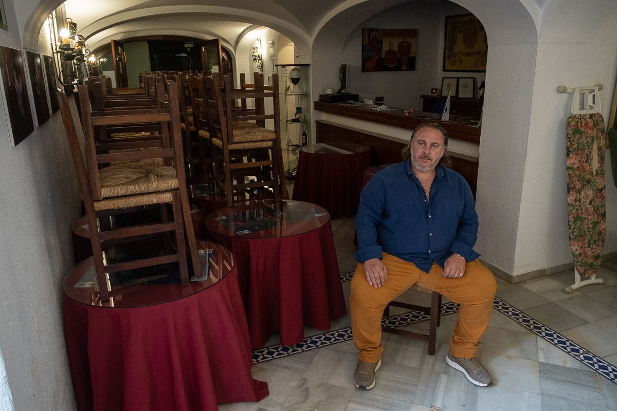 Antonio Heredia en el tablao Puro Arte de Jerez, con las mesas y sillas recogidas.