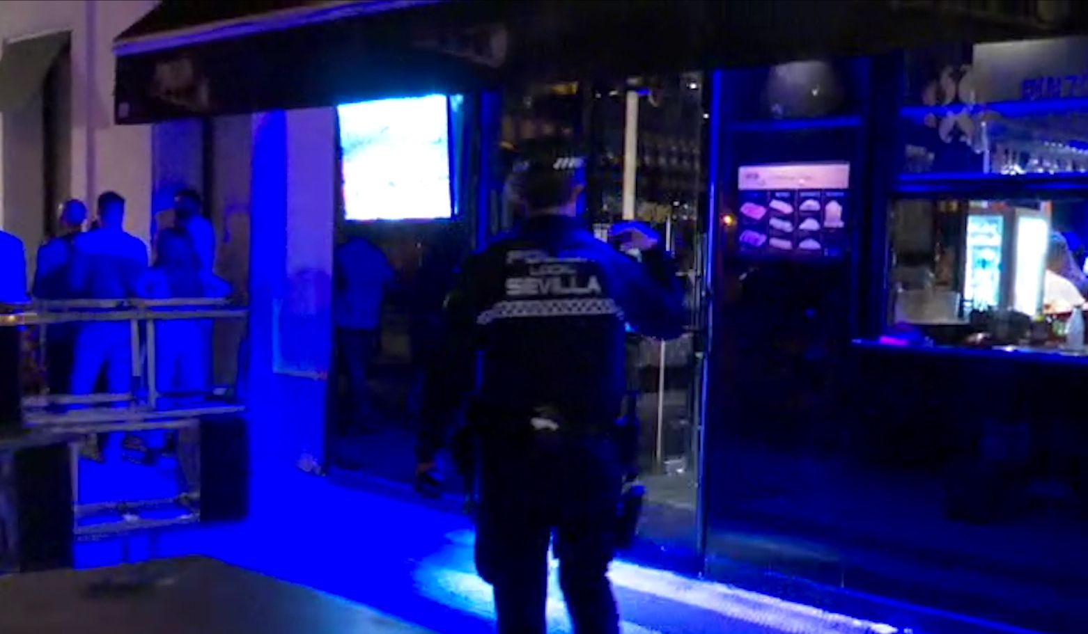 Un policía local controla el cierre de un establecimiento en Sevilla este fin de semana.