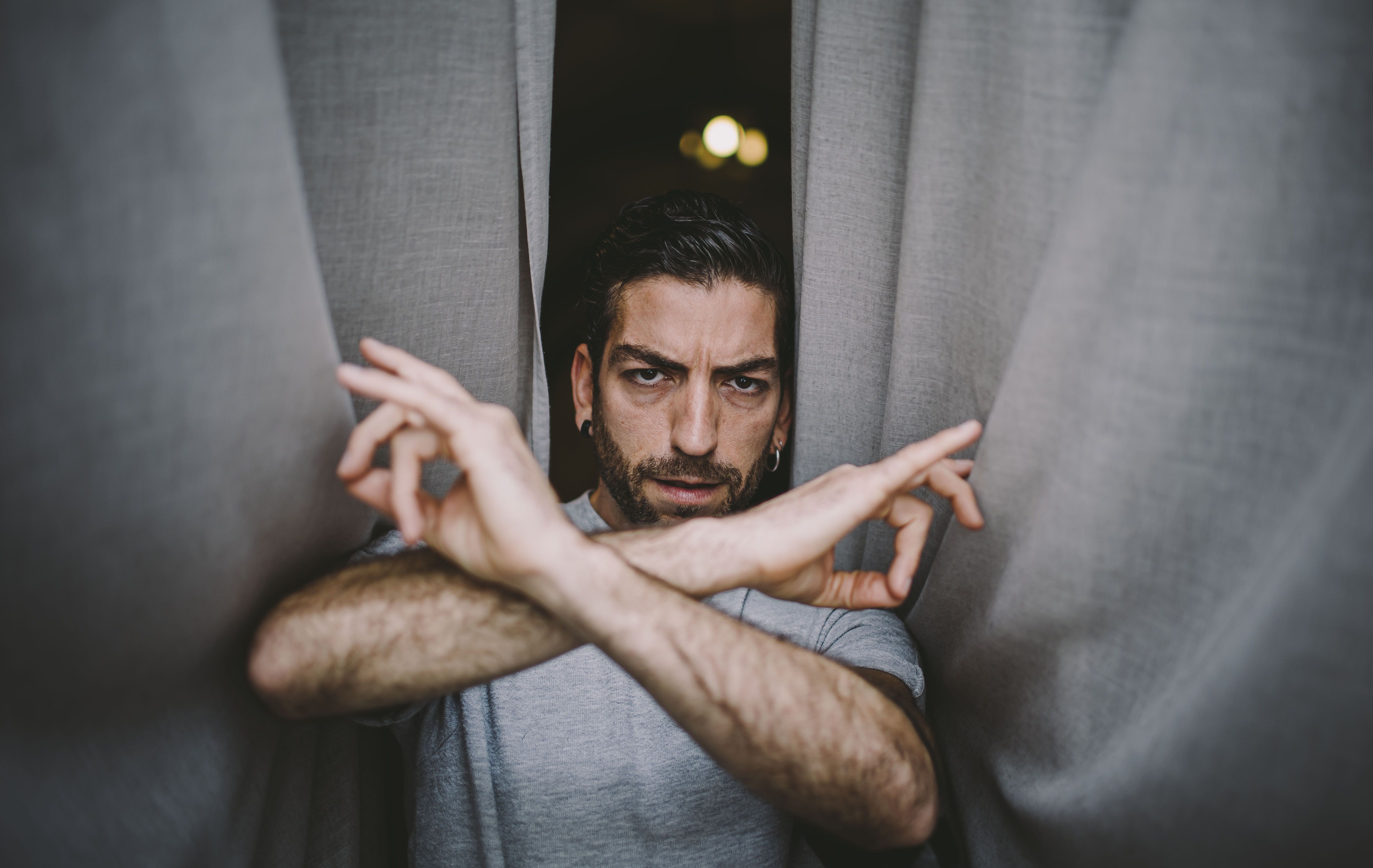 David Coria posa, tras la entrevista con lavozdelsur.es, en la sede de la Casa del Vino, en Jerez.