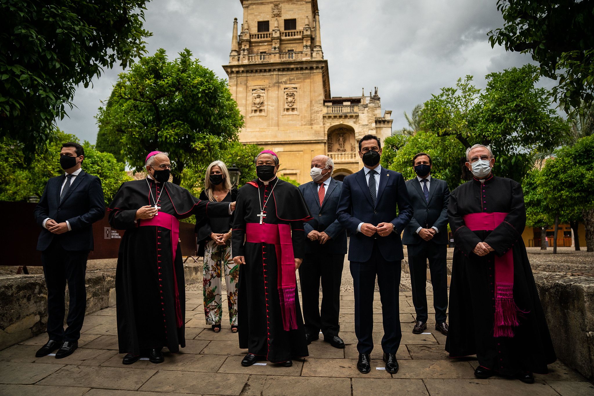 Moreno Bonilla, este pasado lunes, en el conjunto de la Mezquita-Catedral de Córdoba, junto a altos cargos de la Iglesia Católica, entre ellos el nuncio del Papa Francisco en España.
