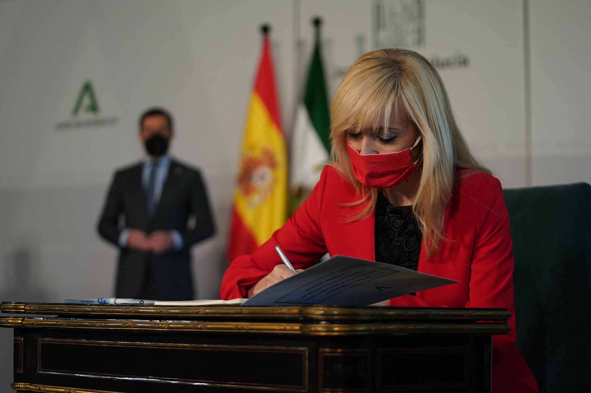 Carmen Castilla, máxima representante de UGT-A, en un acto con el presidente de la Junta al fondo.