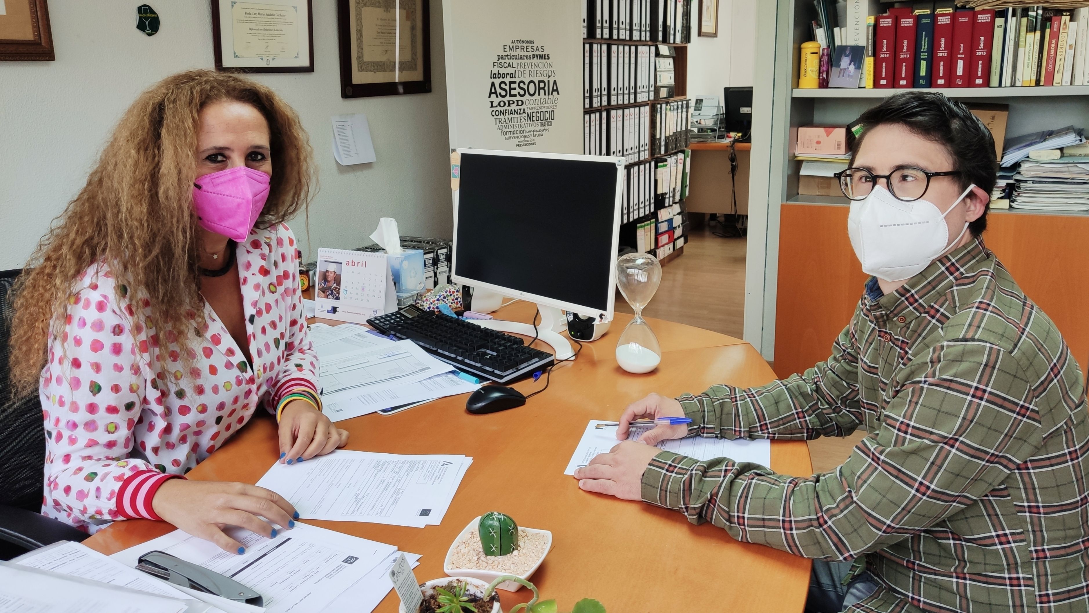 Luisfer firmando el contrato indefinido.