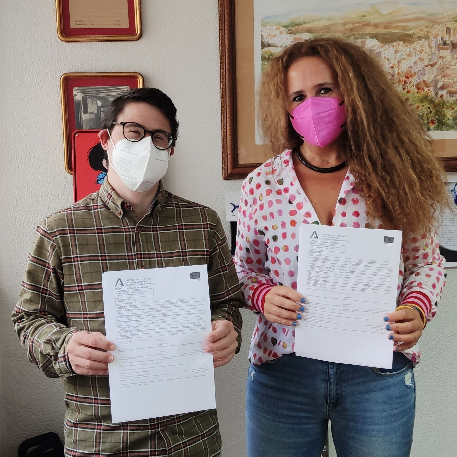 Luisfer y Luz Saldaña con el contrato.