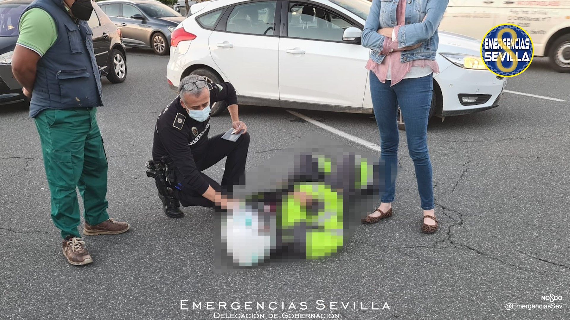 Un motorista, herido grave al colisionar con un turismo en una avenida de Sevilla.