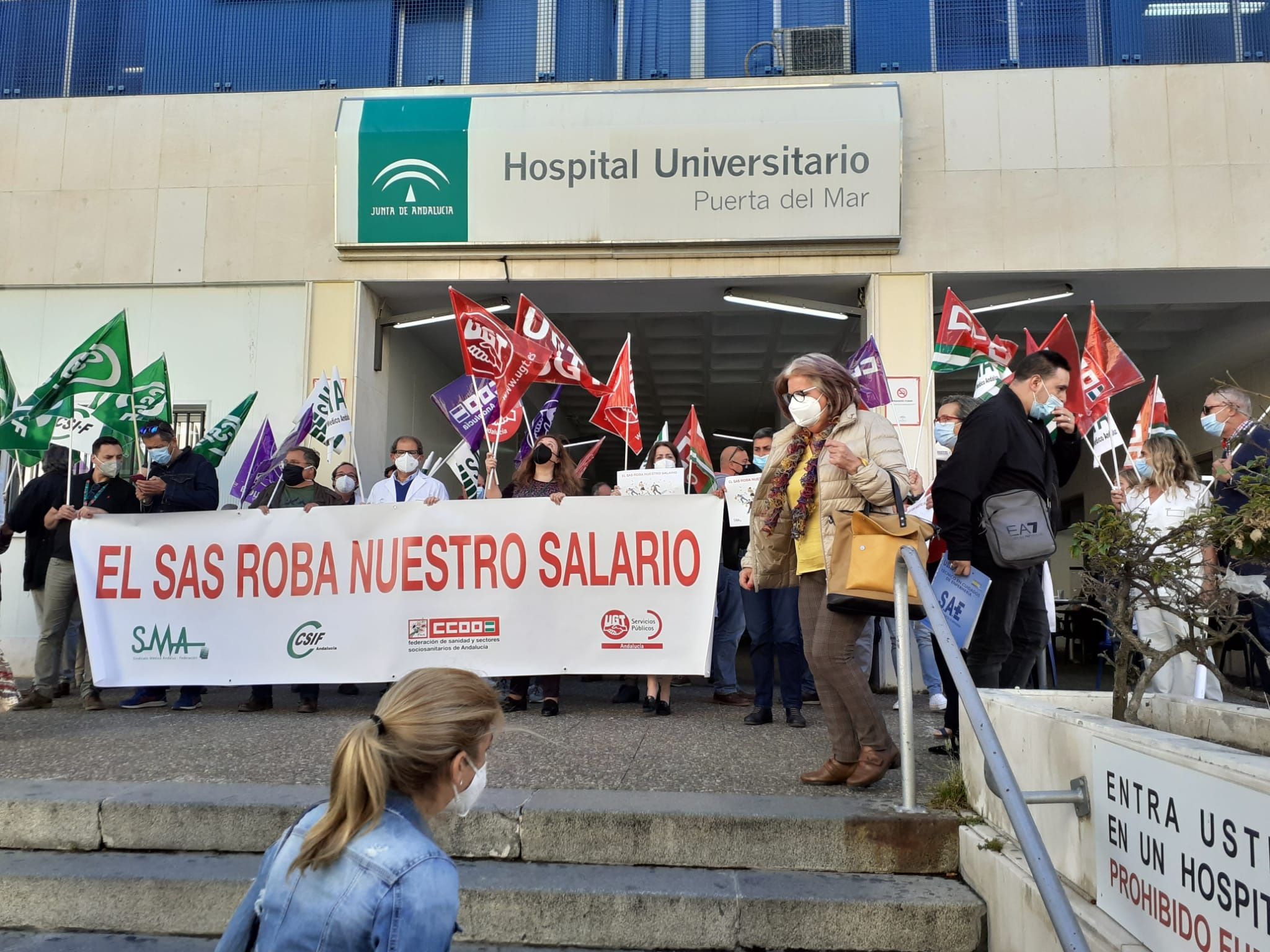 CCOO, SMA, CSIF y UGT se concentran contra el "robo" del complemento de productividad a los profesionales del SAS.