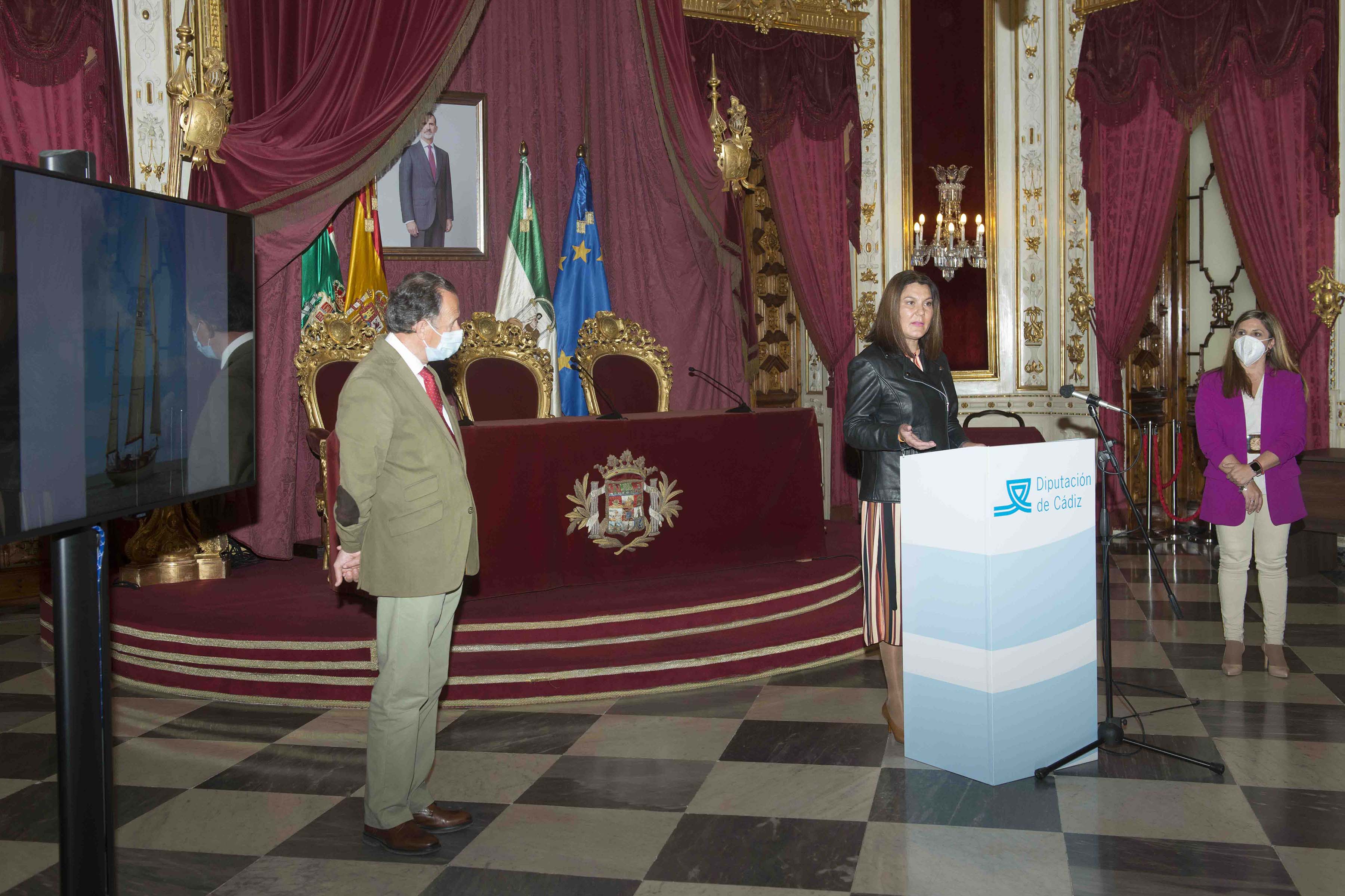 La delegada territorial de Turismo de la Junta en Cádiz, María Jesús Herencia, con la presidenta de Diputación, Irene García; y el vicepresidente, José María Román.