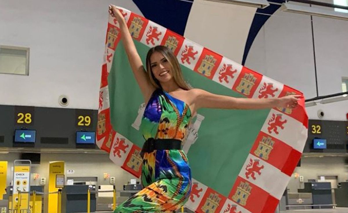 Clara Navas en el aeropuerto de Sevilla.