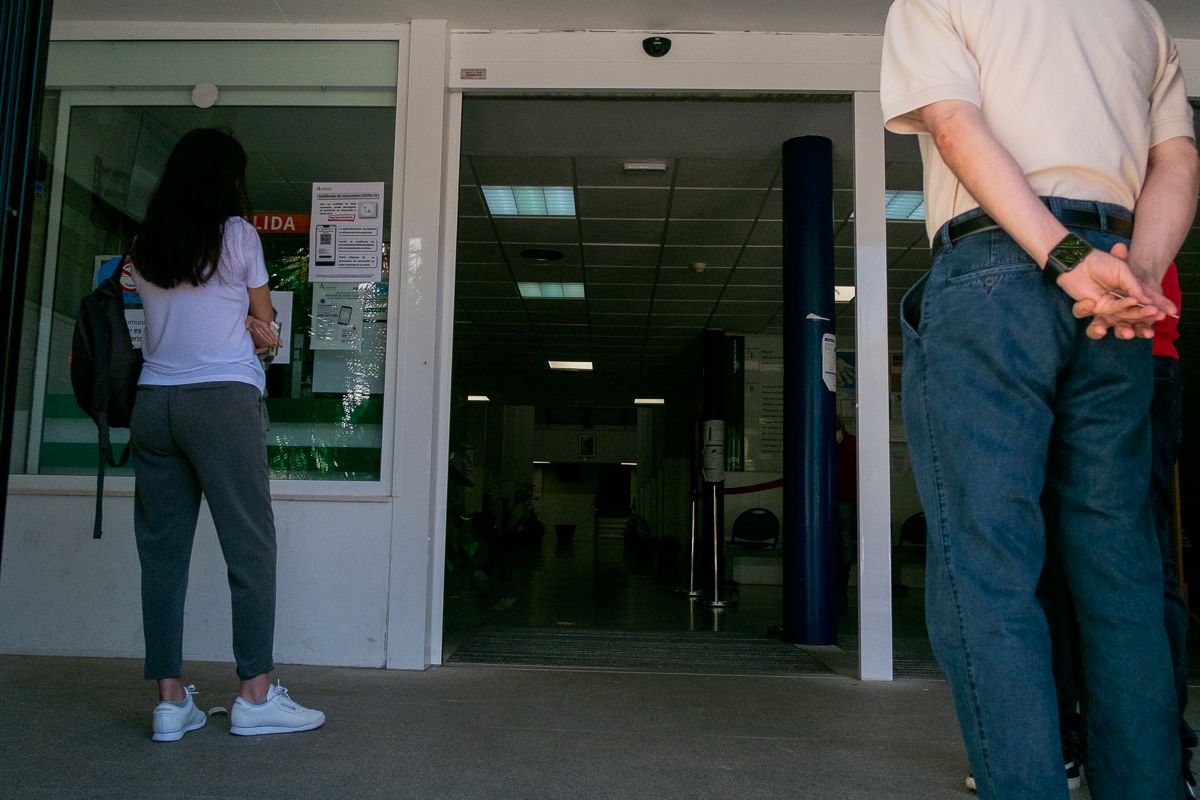 Varias personas esperan para entrar en el centro de salud de San Benito, en Jerez.