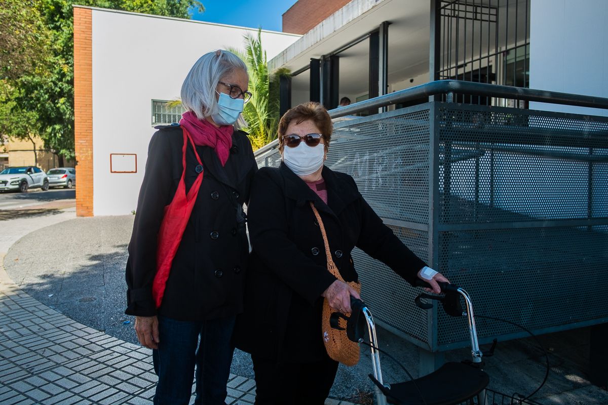 Josefa, a la derecha, y Pepa, frente al centro de salud de San Benito este martes.