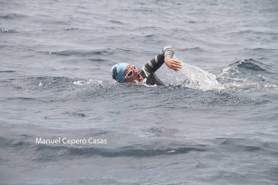 Ana Mari Romero Cózar cruzando el Estrecho a nado. FOTO: MANUEL CEPERO CASAS. 
