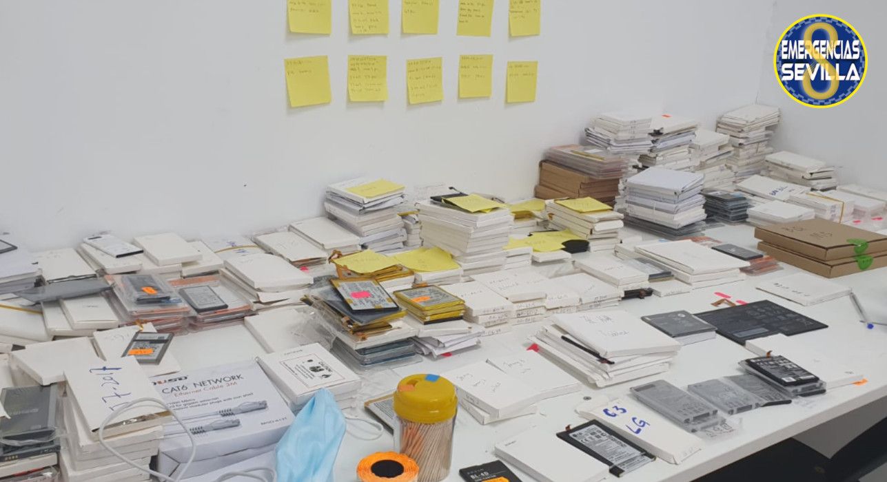 Casi 3700 piezas electrónicas falsificadas en un taller de Sevilla.