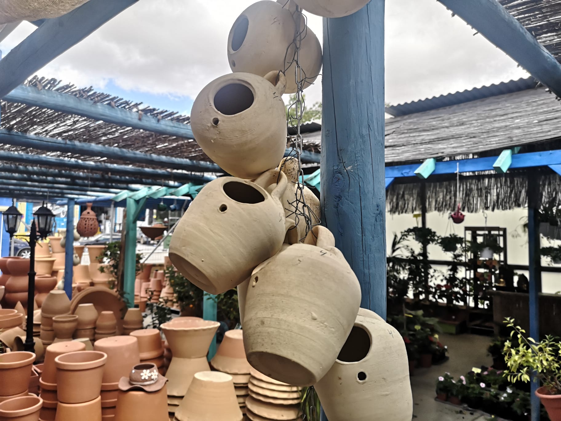 Ristra de nidos de barro.