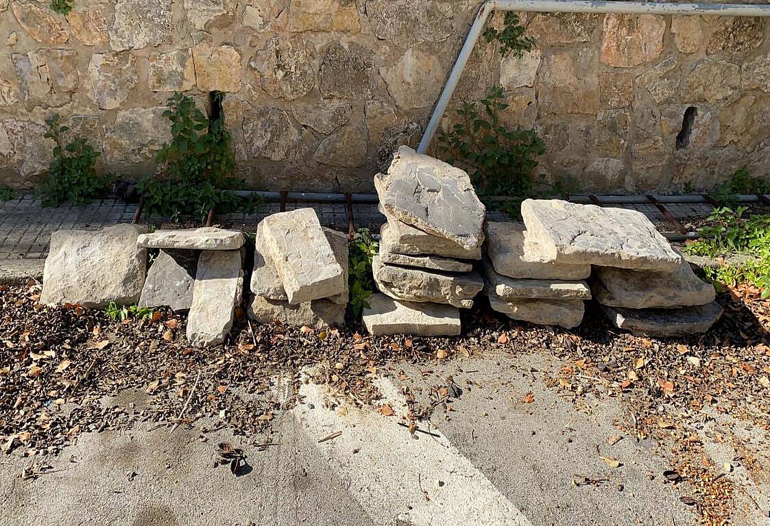 El presunto autor del robo fue localizado en su vivienda, situada en una casa de vecinos, en cuyo patio interior tenía apilada las piezas.