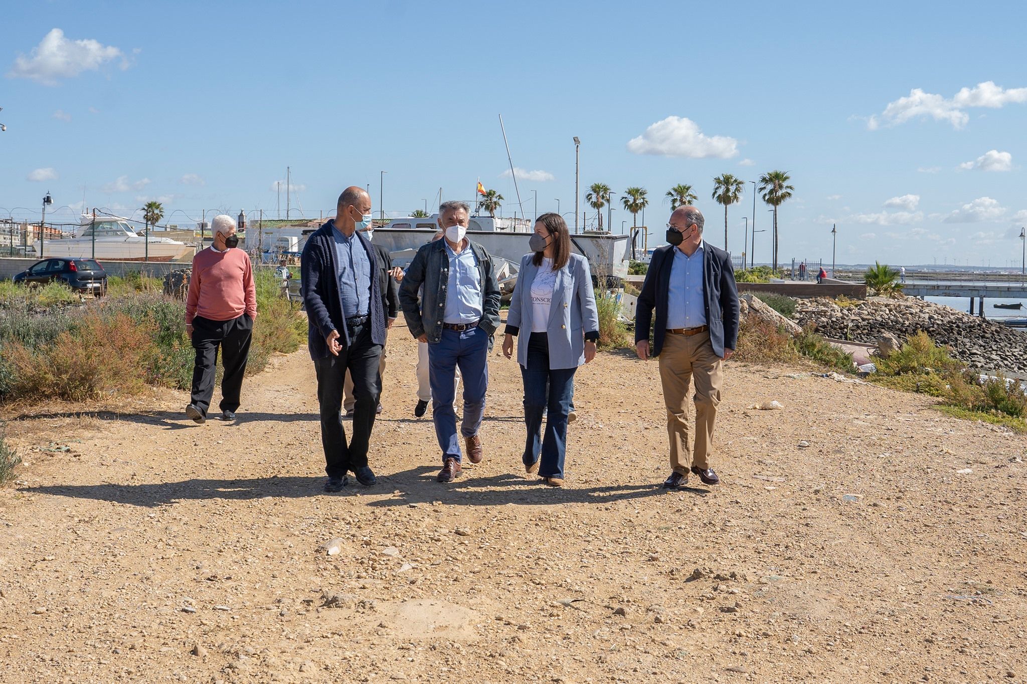 El Gobierno no ve prioritario actuar en la Bahía de Cádiz ante una posible subida del nivel del mar. En la imagen, un momento de la visita a las 'vueltas de afuera' en San Fernando.