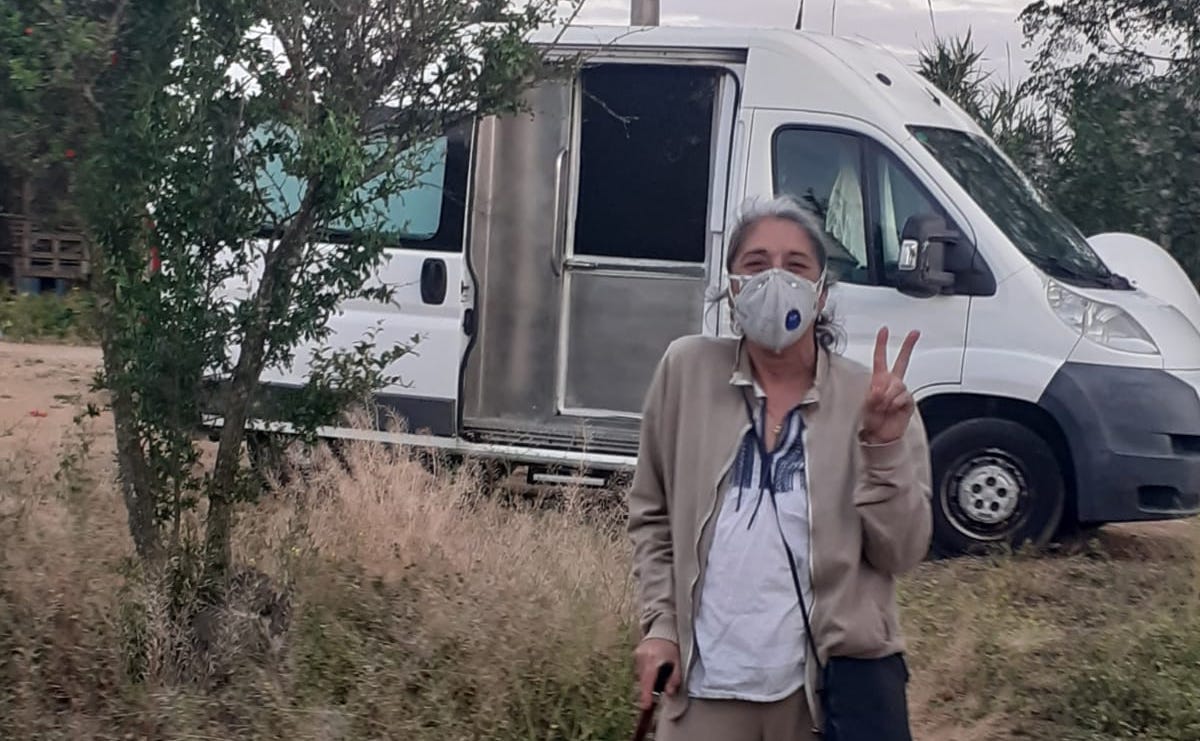 Juana Muñoz, fuera de su casa, con el 'Juanamóvil' al fondo.