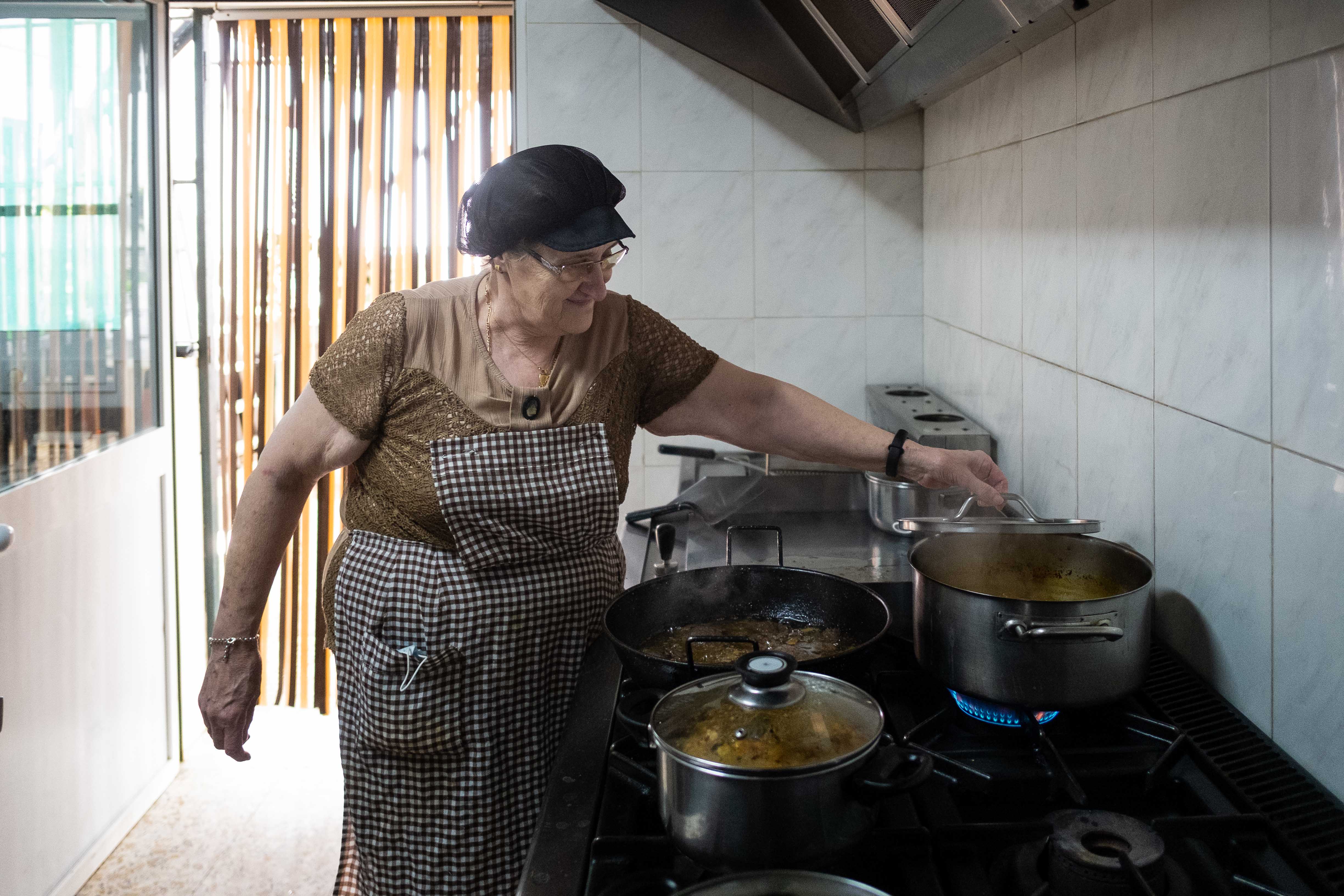 Juana Guerrero, de la venta Enrique Estudillo, vigilando el venado que está cocinando.