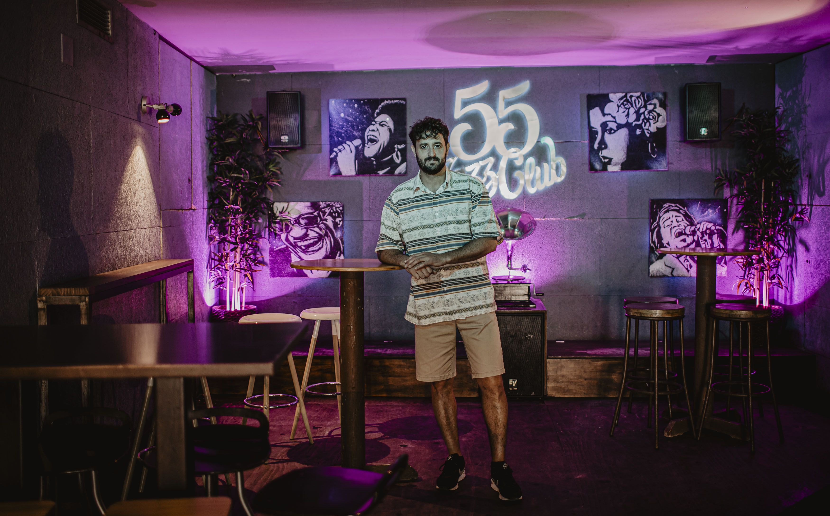 Sergio Román, este miércoles, en la pista de baile ante el escenario del 55 Jazz Club, en Jerez.