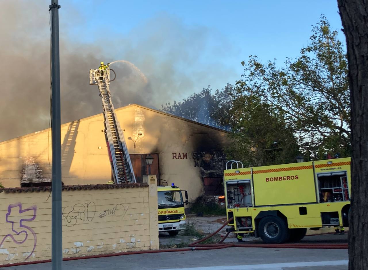 Bomberos actuando en el incendio de Ramos Catalina, en Jerez.