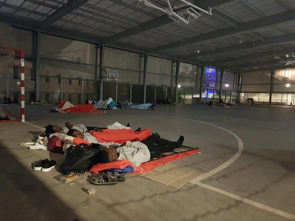 Inmigrantes perdidos por Bilbao durmiendo en una cancha de baloncesto. FOTO: ATXURIGORRI.