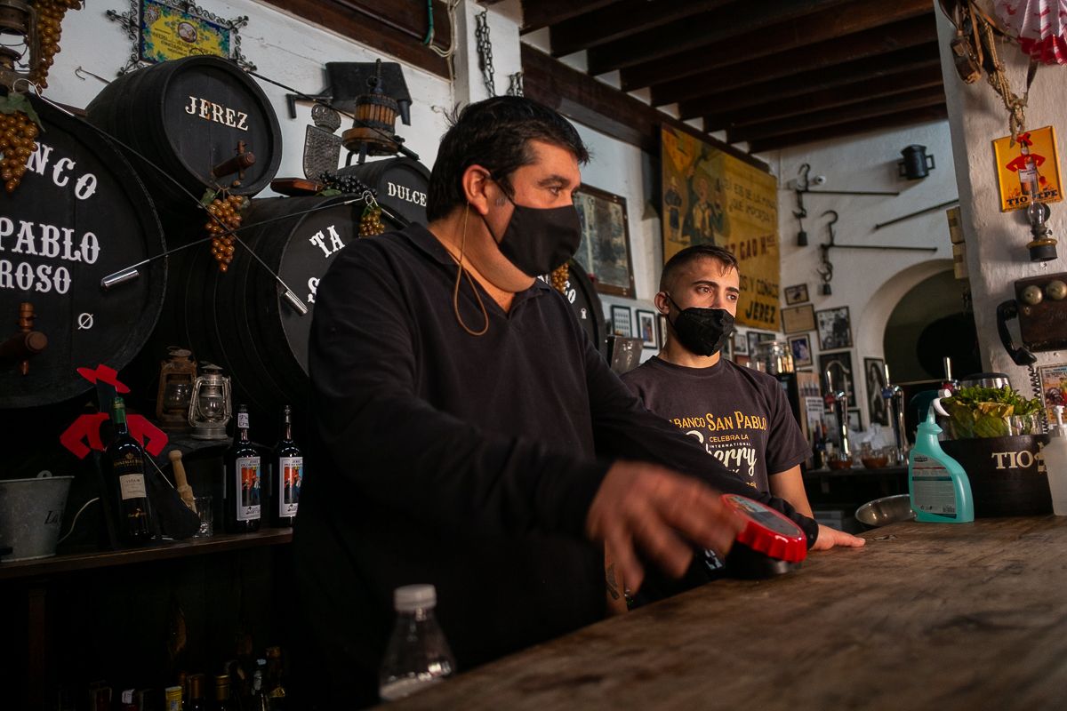 Jesús y Pablo detrás de la barra durante la entrevista.