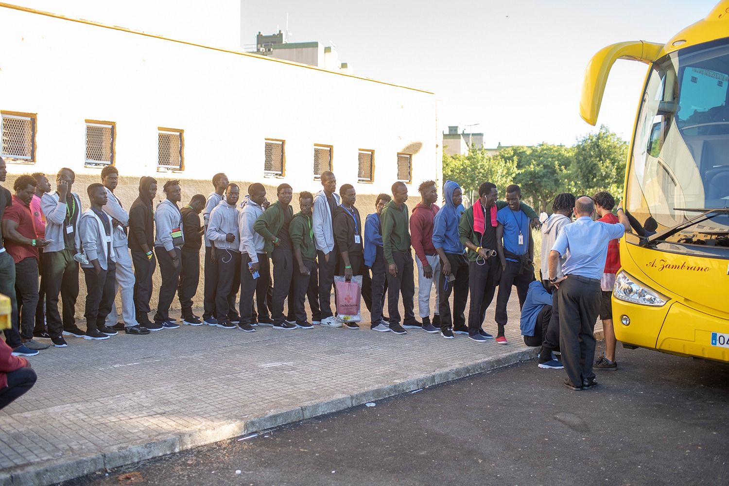 Migrantes esperando para subir a un autobús. FOTO: JUAN CARLOS TORO. 