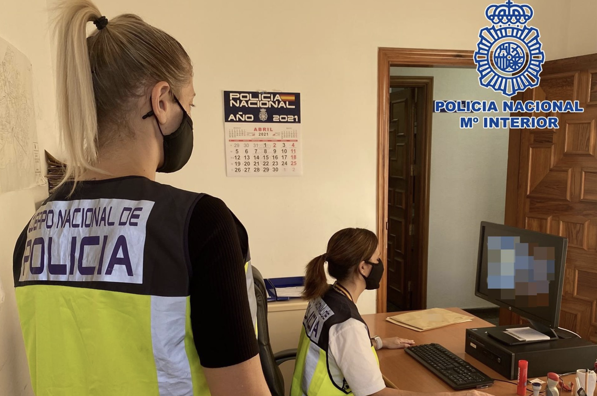 La Policía Nacional detiene a una mujer que utiliza la identidad de su antigua compañera de trabajo para conseguir 18.000 euros en Granada.