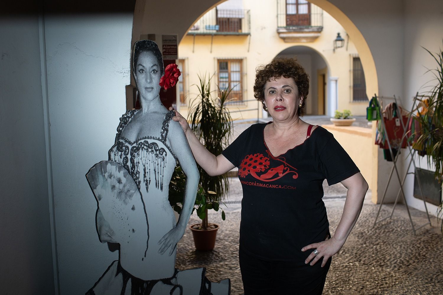 Fátima Canca, con su Lola Flores de cartón, uno de los emblemas de su negocio. FOTO: JUAN CARLOS TORO