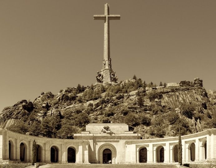 Vista frontal de la cruz del Valle de los Caídos y su basílica (El Escorial, Madrid). FOTO: GODOT13