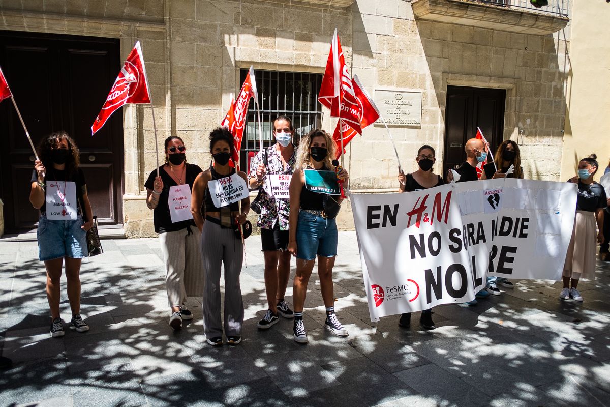 Un momento de las protestas de la plantilla de H&M frente al Ayuntamiento de Jerez.